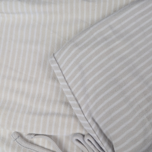 The Company Store 2-piece Pajama Set Size Small One Stain On Leg - Picture 13 of 15